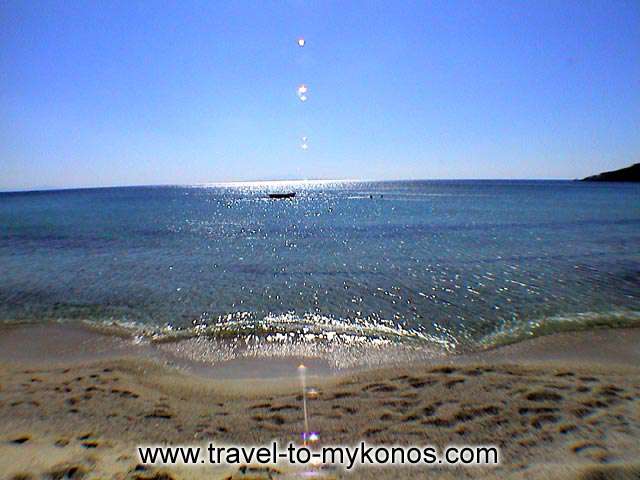 PLATYS GIALOS BEACH - Sit on the sand of Platys Gialos and admire the sea...