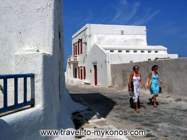 GIRLS WALKING - Two girls walking in Mykonos Chora